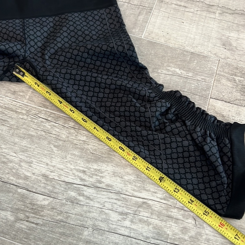 Like New Lululemon Cropped Leggings - Picture 12 of 12